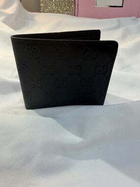 Black Men's Embossed Leather Bi-Fold Wallet